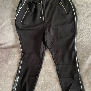 Leggings with zipper closure